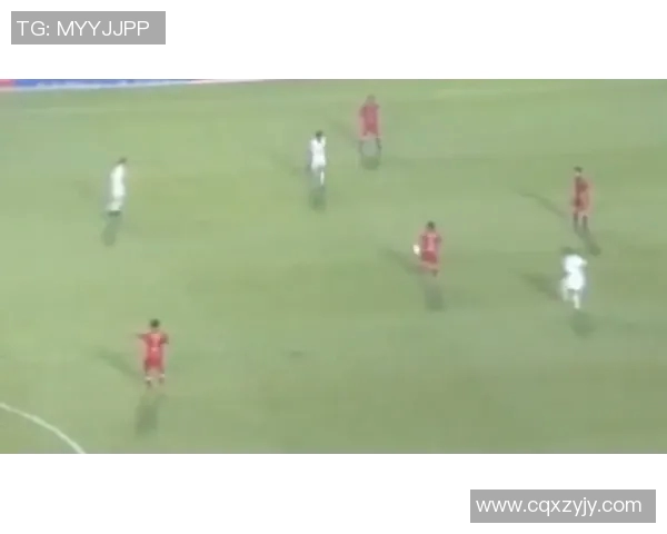 偶遇足球明星球迷激动分享与偶像亲密互动的视频瞬间 偶遇足球明星球迷激动分享与偶像亲密互动的视频瞬间