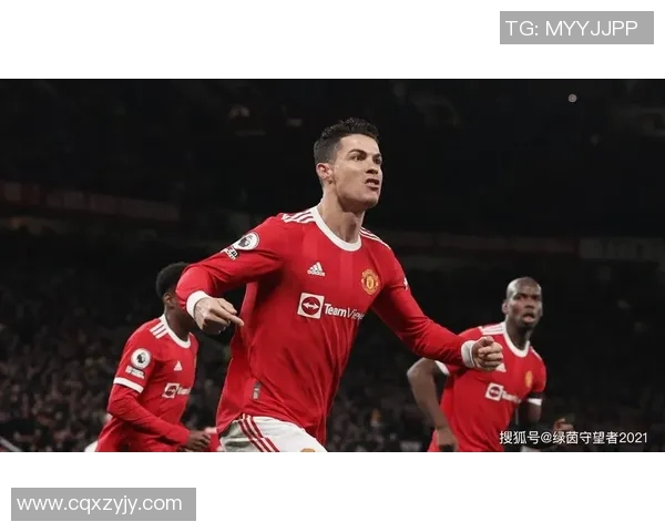 欧冠赛场惊现奇葩一幕球迷冲入场内抢夺C罗球衣引发热议 欧冠赛场惊现奇葩一幕球迷冲入场内抢夺C罗球衣引发热议